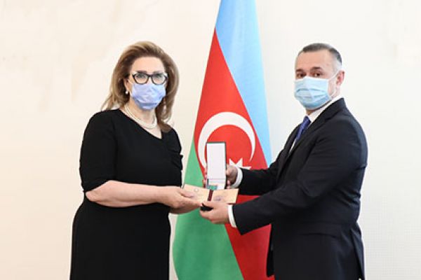 Medical workers awarded according to the relevant decrees of President Ilham Aliyev have received their honors - 1